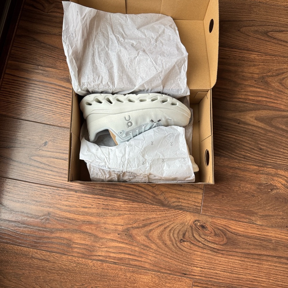 On Running Women’s Cloudtilt size 8.5
